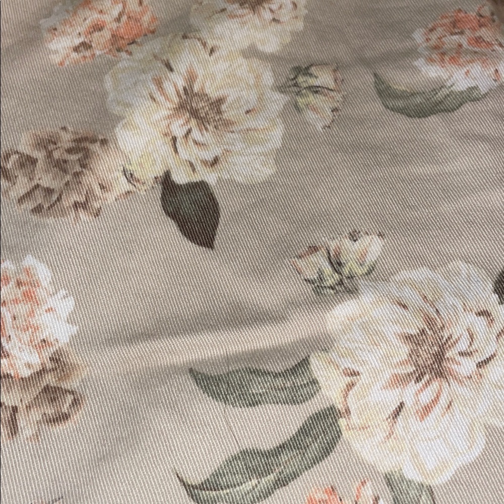 Gloria Vanderbilt Beige Floral Women's Capris. Size 14. - Picture 10 of 10
